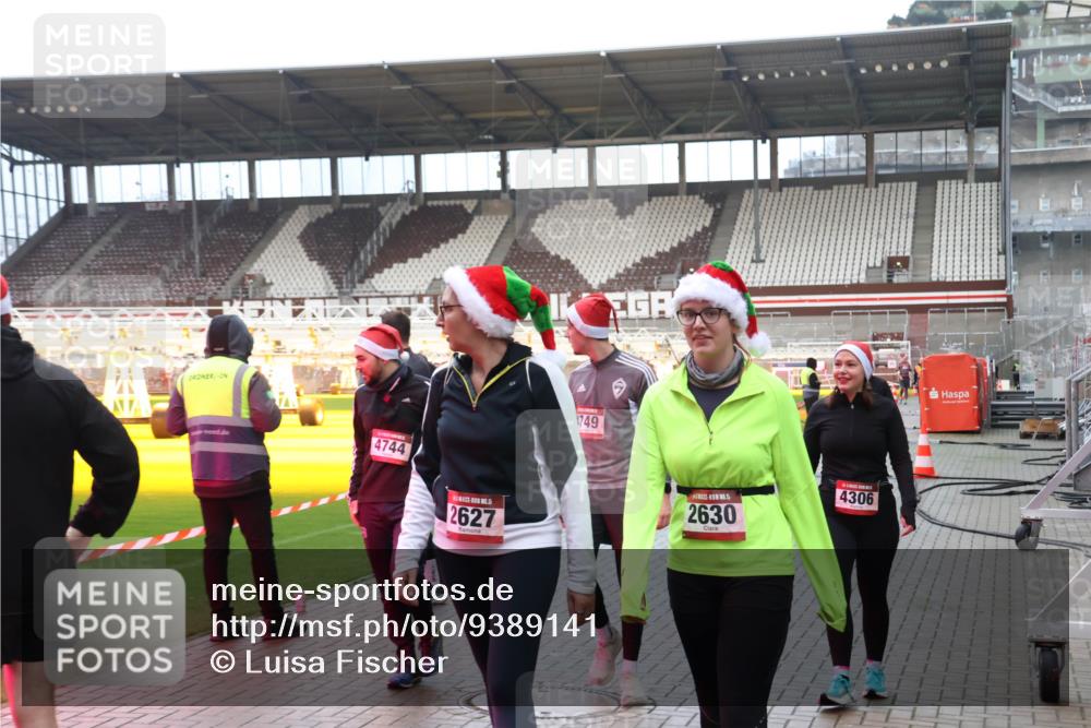 07.12.2025 - St. Pauli X-Mass-Run No. 15 Luisa Fischer http://msf.ph/oto/9389141 07.12.2025 12:00:22 Ziel 4744, 5, 2627, 1749, 2630, 4306, 1864, 1865, 1868, 2627, 2630, 2741, 4306, 4743, 4744, 4752, 4754 meine-sportfotos.de