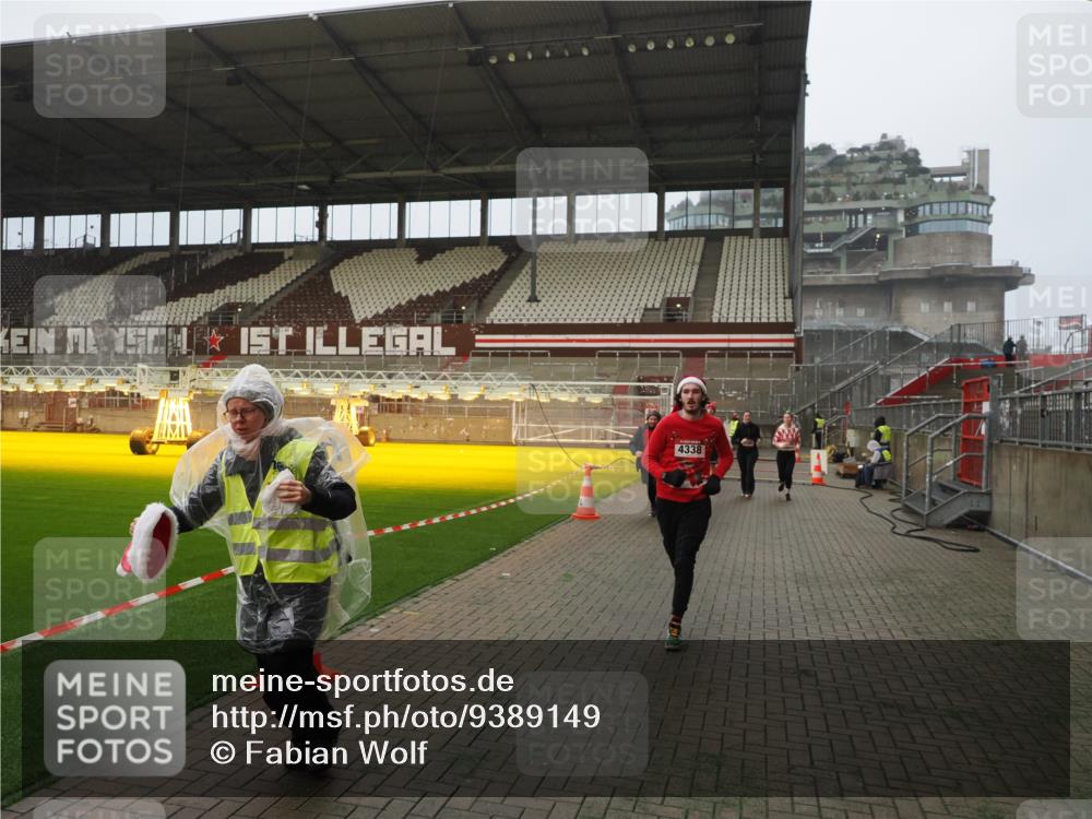 07.12.2025 - St. Pauli X-Mass-Run No. 15 Fabian Wolf http://msf.ph/oto/9389149 07.12.2025 10:21:07 Ziel 1386, 1407, 1898, 1900, 2565, 3984, 4338 meine-sportfotos.de