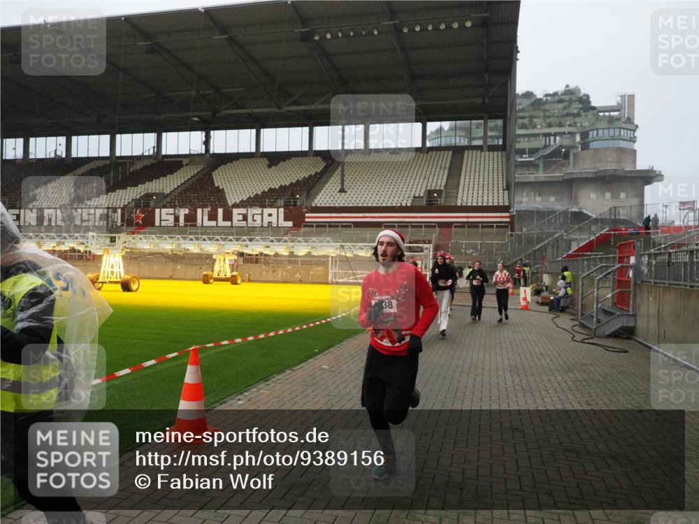 07.12.2025 - St. Pauli X-Mass-Run No. 15 Fabian Wolf http://msf.ph/oto/9389156 07.12.2025 10:21:07 Ziel 1386, 1407, 1898, 1900, 2565, 3984, 4338 meine-sportfotos.de