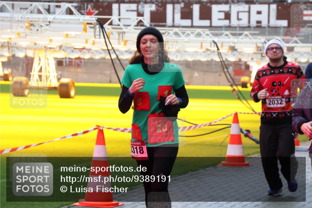 07.12.2025 - St. Pauli X-Mass-Run No. 15 Luisa Fischer http://msf.ph/oto/9389191 07.12.2025 12:01:13 Ziel 15, 318, 20, 2032, 124, 1225, 1443, 1635, 1665, 1880, 2032, 2264, 2267, 2463, 3318, 3322, 3323, 3325, 3584, 3587, 4723 meine-sportfotos.de