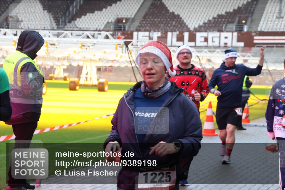 07.12.2025 - St. Pauli X-Mass-Run No. 15 Luisa Fischer http://msf.ph/oto/9389198 07.12.2025 12:01:14 Ziel 1225, 124, 1225, 1443, 1635, 1665, 1880, 2032, 2267, 2463, 3318, 3322, 3323, 3325, 3584, 3587, 4723 meine-sportfotos.de