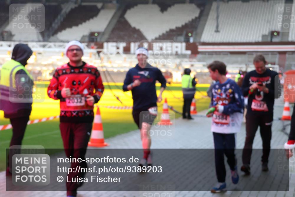 07.12.2025 - St. Pauli X-Mass-Run No. 15 Luisa Fischer http://msf.ph/oto/9389203 07.12.2025 12:01:16 Ziel 2032, 3584, 3547, 124, 1225, 1443, 1635, 1665, 1880, 2032, 2463, 3318, 3322, 3323, 3325, 3584, 3587, 4723 meine-sportfotos.de