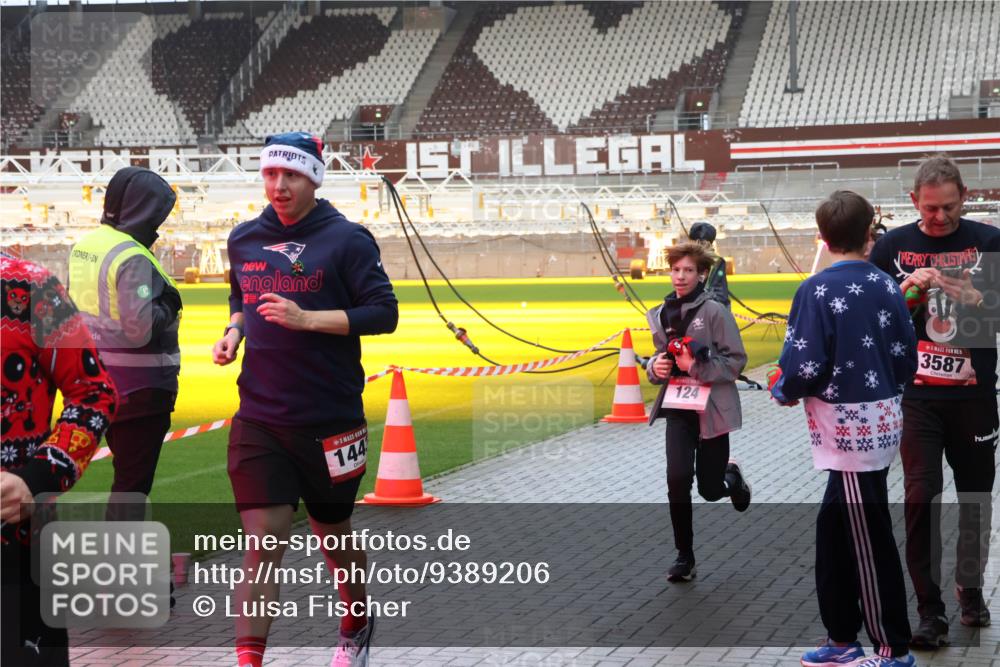 07.12.2025 - St. Pauli X-Mass-Run No. 15 Luisa Fischer http://msf.ph/oto/9389206 07.12.2025 12:01:17 Ziel 144, 124, 3587, 124, 1225, 1443, 1635, 1665, 1880, 2032, 2463, 3318, 3322, 3323, 3325, 3584, 3587, 4723 meine-sportfotos.de