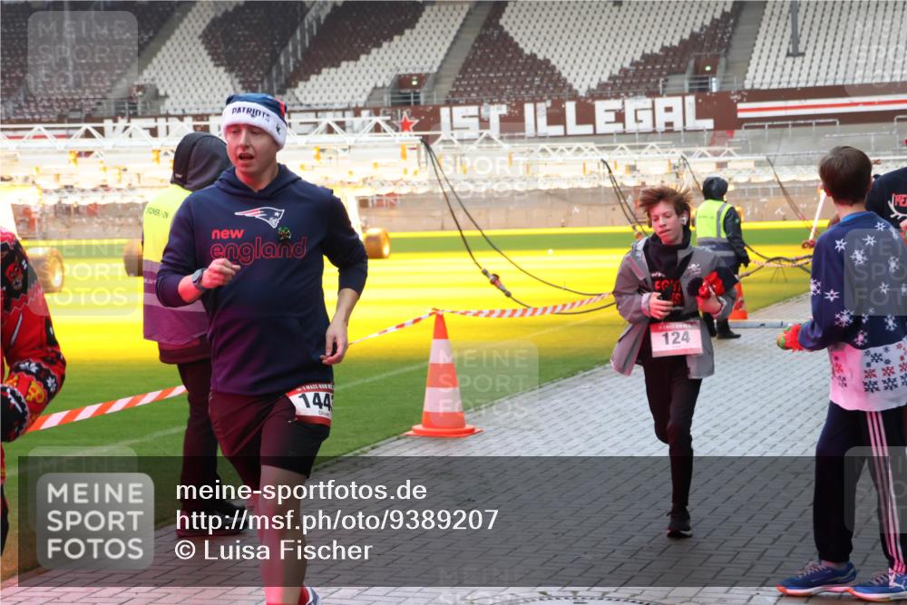 07.12.2025 - St. Pauli X-Mass-Run No. 15 Luisa Fischer http://msf.ph/oto/9389207 07.12.2025 12:01:17 Ziel 1, 144, 124, 124, 1225, 1443, 1635, 1665, 1880, 2032, 2463, 3318, 3322, 3323, 3325, 3584, 3587, 4723 meine-sportfotos.de