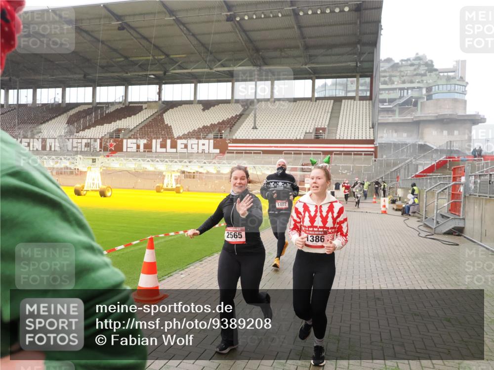 07.12.2025 - St. Pauli X-Mass-Run No. 15 Fabian Wolf http://msf.ph/oto/9389208 07.12.2025 10:21:12 Ziel 1386, 1407, 1898, 1900, 2173, 2565, 3849, 3984, 4338 meine-sportfotos.de