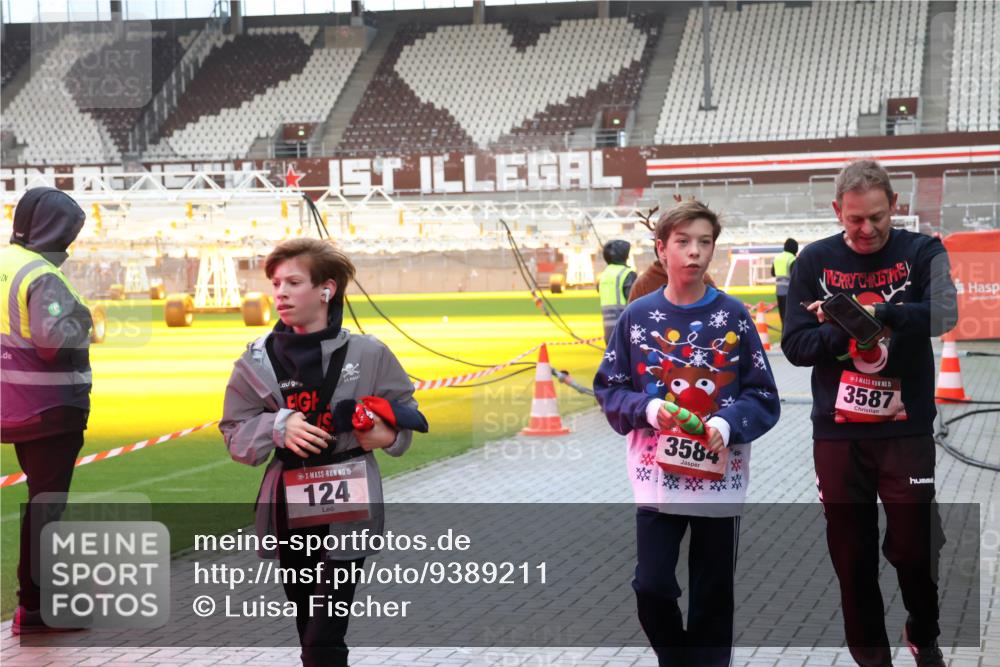 07.12.2025 - St. Pauli X-Mass-Run No. 15 Luisa Fischer http://msf.ph/oto/9389211 07.12.2025 12:01:18 Ziel 1, 15, 124, 3584, 5, 3587, 124, 1225, 1443, 1635, 1665, 1880, 2032, 2463, 3318, 3322, 3323, 3325, 3584, 3587, 3811, 3813, 4723 meine-sportfotos.de