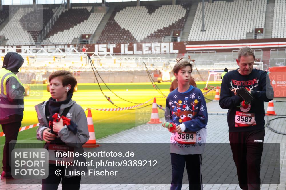 07.12.2025 - St. Pauli X-Mass-Run No. 15 Luisa Fischer http://msf.ph/oto/9389212 07.12.2025 12:01:19 Ziel 15, 124, 1, 3584, 5, 3587, 124, 1225, 1443, 1635, 1665, 1880, 2032, 2463, 3318, 3322, 3323, 3325, 3584, 3587, 3811, 3813, 3992, 4723 meine-sportfotos.de