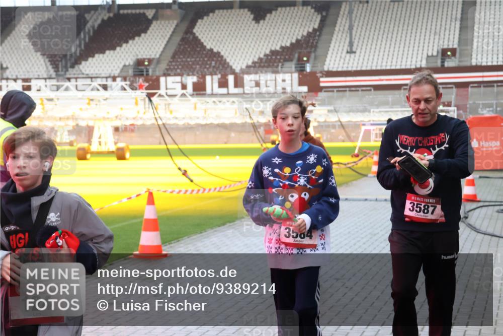 07.12.2025 - St. Pauli X-Mass-Run No. 15 Luisa Fischer http://msf.ph/oto/9389214 07.12.2025 12:01:19 Ziel 15, 124, 3564, 15, 3587, 124, 1225, 1443, 1635, 1665, 1880, 2032, 2463, 3318, 3322, 3323, 3325, 3584, 3587, 3811, 3813, 3992, 4723 meine-sportfotos.de
