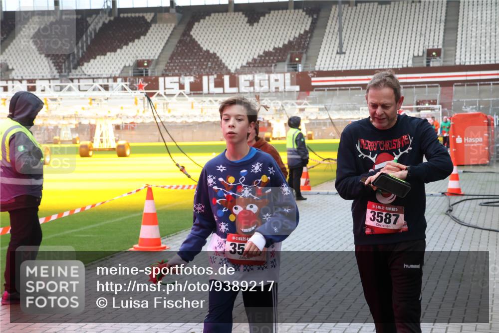 07.12.2025 - St. Pauli X-Mass-Run No. 15 Luisa Fischer http://msf.ph/oto/9389217 07.12.2025 12:01:20 Ziel 35, 15, 3587, 124, 1225, 1443, 1635, 1665, 1880, 2032, 2463, 3318, 3322, 3323, 3325, 3584, 3587, 3811, 3813, 3992, 4723 meine-sportfotos.de