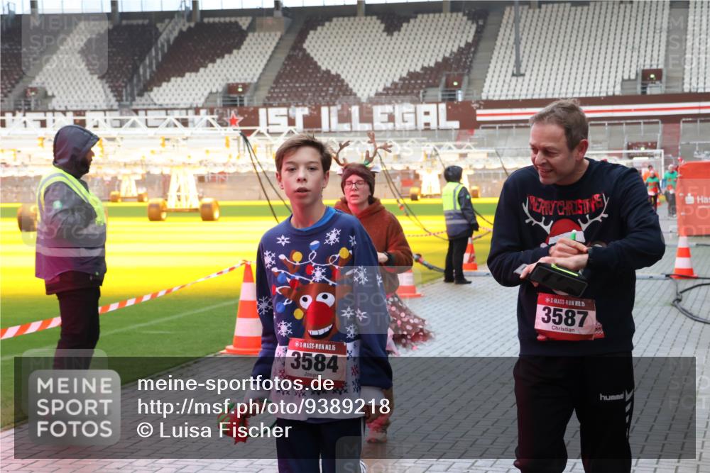 07.12.2025 - St. Pauli X-Mass-Run No. 15 Luisa Fischer http://msf.ph/oto/9389218 07.12.2025 12:01:20 Ziel 15, 3584, 15, 3587, 124, 1225, 1443, 1635, 1665, 1880, 2032, 2463, 3318, 3322, 3323, 3325, 3584, 3587, 3811, 3813, 3992, 4723 meine-sportfotos.de