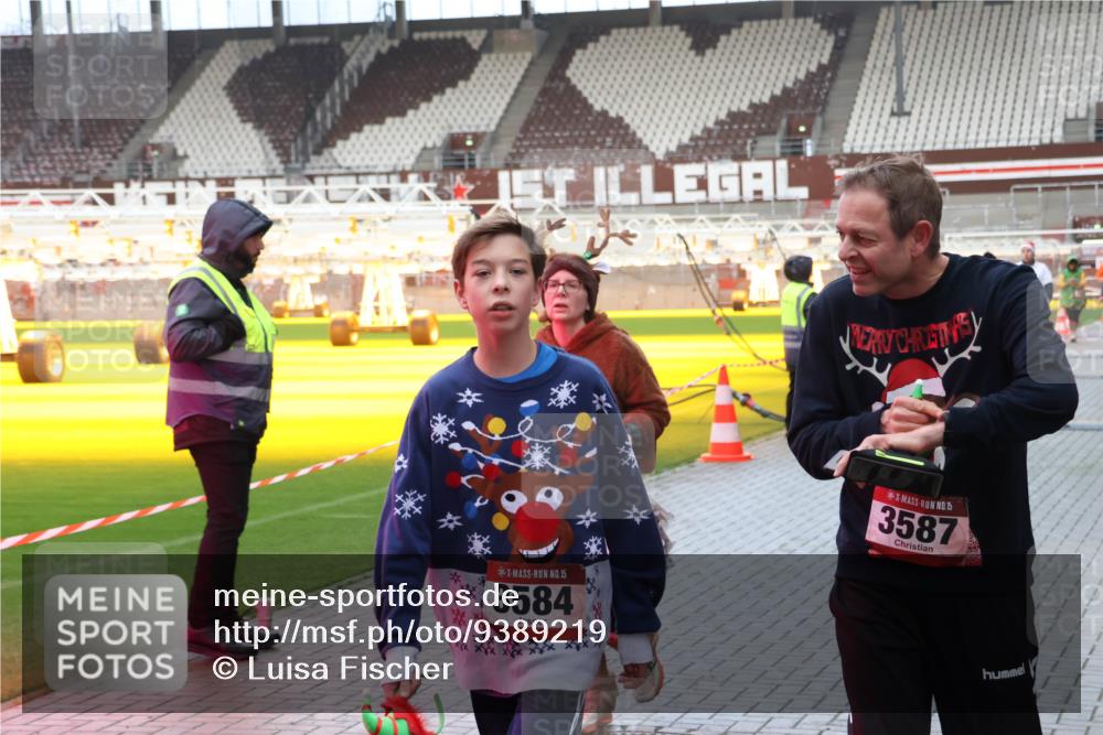 07.12.2025 - St. Pauli X-Mass-Run No. 15 Luisa Fischer http://msf.ph/oto/9389219 07.12.2025 12:01:20 Ziel 15, 3584, 15, 3587, 124, 1225, 1443, 1635, 1665, 1880, 2032, 2463, 3318, 3322, 3323, 3325, 3584, 3587, 3811, 3813, 3992, 4723 meine-sportfotos.de