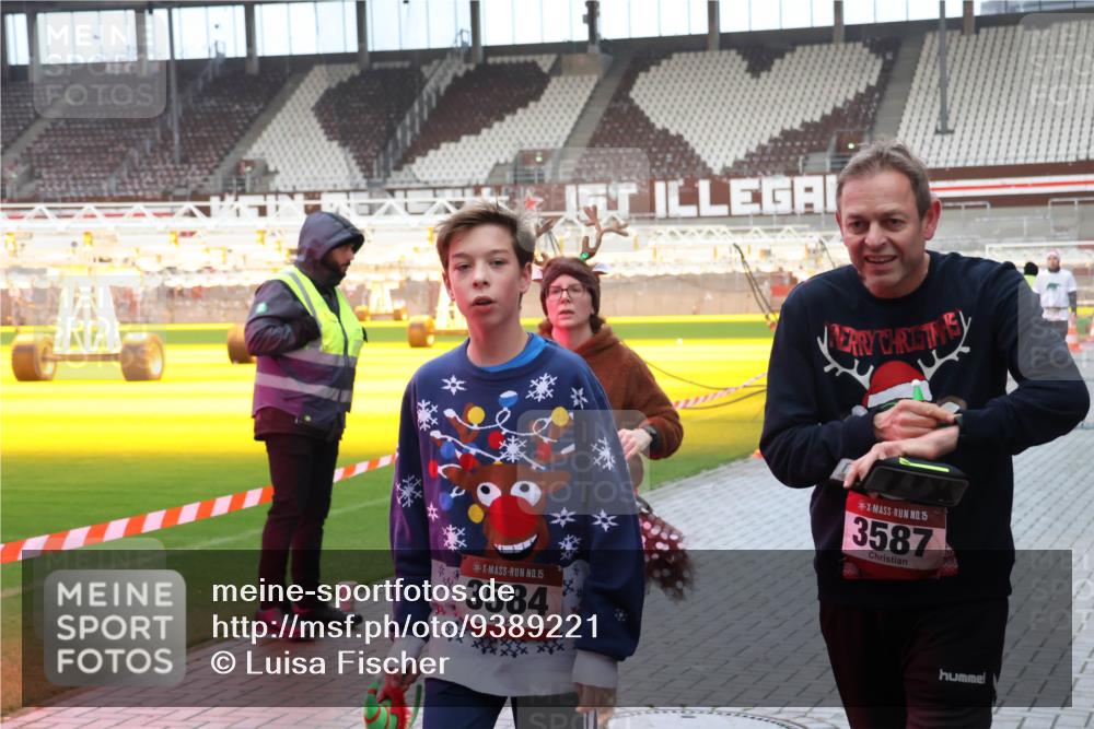 07.12.2025 - St. Pauli X-Mass-Run No. 15 Luisa Fischer http://msf.ph/oto/9389221 07.12.2025 12:01:21 Ziel 15, 3584, 15, 3587, 124, 1225, 1443, 1635, 1665, 1880, 1928, 2032, 2463, 3318, 3322, 3323, 3325, 3584, 3587, 3811, 3813, 3992, 4723 meine-sportfotos.de