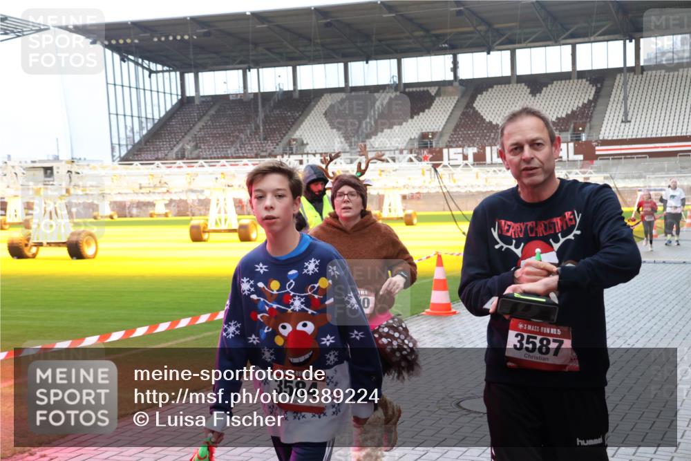 07.12.2025 - St. Pauli X-Mass-Run No. 15 Luisa Fischer http://msf.ph/oto/9389224 07.12.2025 12:01:21 Ziel 15, 3584, 0, 15, 3587, 124, 1225, 1443, 1635, 1665, 1880, 1928, 2032, 2463, 3318, 3322, 3323, 3325, 3584, 3587, 3811, 3813, 3992, 4723 meine-sportfotos.de