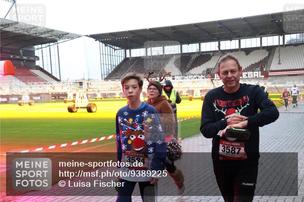 07.12.2025 - St. Pauli X-Mass-Run No. 15 Luisa Fischer http://msf.ph/oto/9389225 07.12.2025 12:01:22 Ziel 15, 3584, 15, 3587, 124, 1225, 1443, 1635, 1665, 1880, 1923, 1928, 2032, 2463, 3318, 3322, 3323, 3325, 3584, 3587, 3811, 3813, 3992, 4723 meine-sportfotos.de