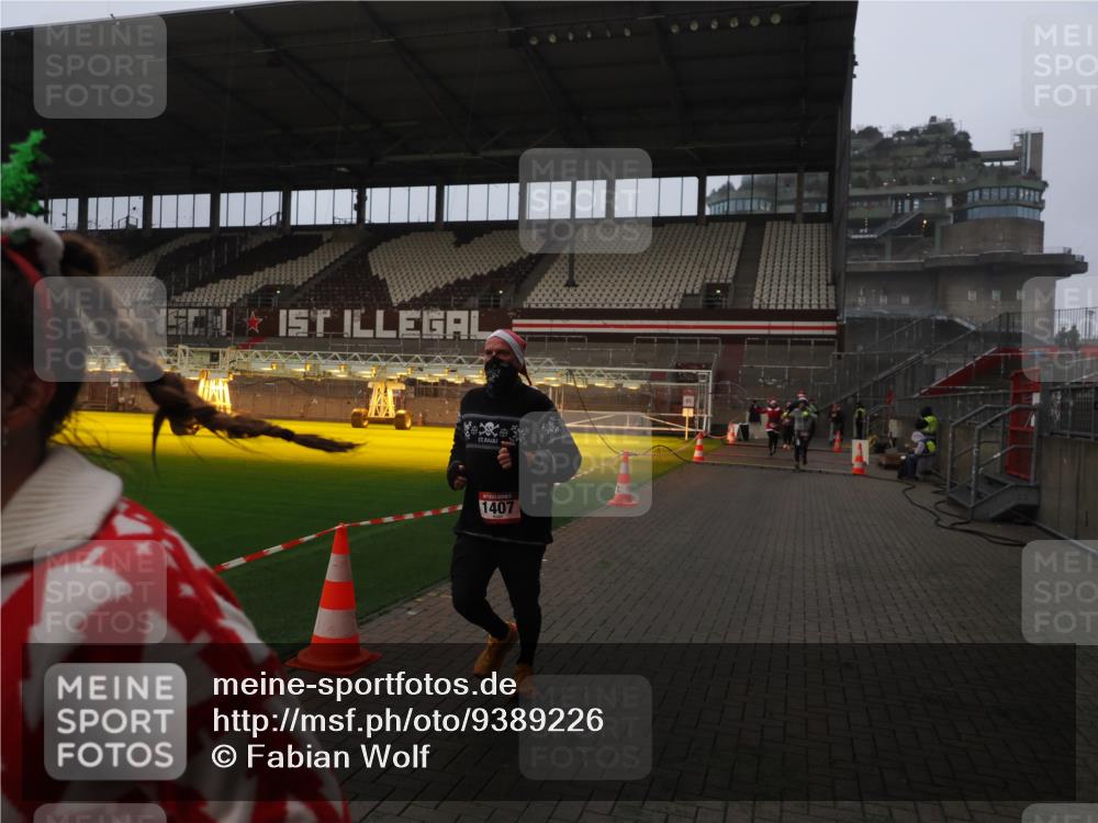 07.12.2025 - St. Pauli X-Mass-Run No. 15 Fabian Wolf http://msf.ph/oto/9389226 07.12.2025 10:21:13 Ziel 1386, 1407, 1898, 1900, 2173, 2565, 3848, 3849, 3984, 4338 meine-sportfotos.de