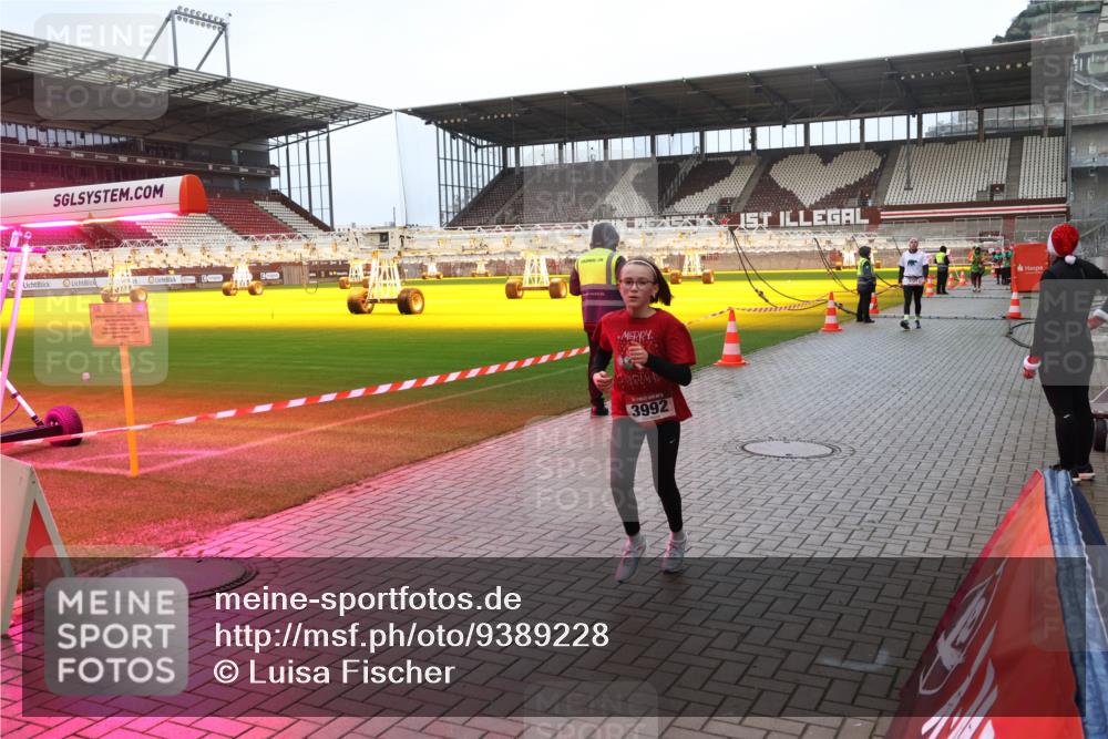 07.12.2025 - St. Pauli X-Mass-Run No. 15 Luisa Fischer http://msf.ph/oto/9389228 07.12.2025 12:01:28 Ziel 3992, 124, 1225, 1443, 1635, 1665, 1880, 1923, 1928, 1932, 2032, 2463, 3318, 3322, 3323, 3325, 3811, 3813, 3992, 4723 meine-sportfotos.de