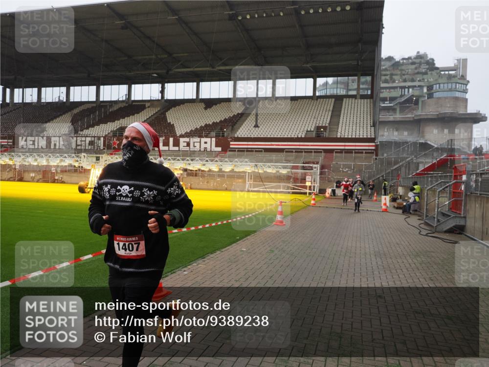07.12.2025 - St. Pauli X-Mass-Run No. 15 Fabian Wolf http://msf.ph/oto/9389238 07.12.2025 10:21:13 Ziel 1386, 1407, 1898, 1900, 2173, 2565, 3848, 3849, 3984, 4338 meine-sportfotos.de
