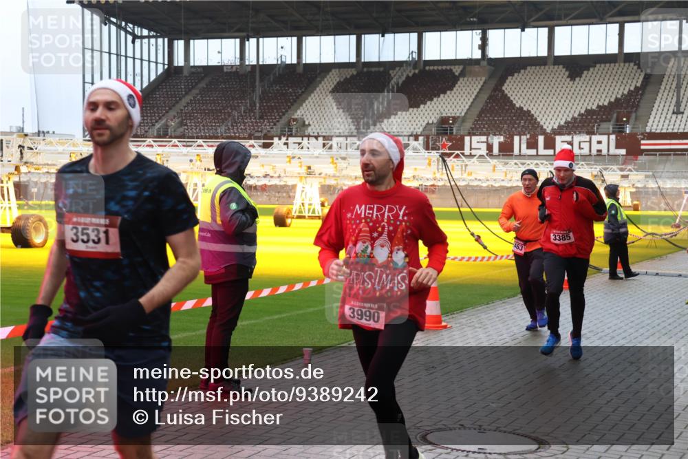 07.12.2025 - St. Pauli X-Mass-Run No. 15 Luisa Fischer http://msf.ph/oto/9389242 07.12.2025 12:01:43 Ziel 3531, 463, 3385, 3990, 124, 1443, 1635, 1665, 1786, 1880, 1923, 1928, 1930, 1932, 2463, 2987, 2991, 3385, 3463, 3531, 3811, 3813, 3981, 3990, 3992 meine-sportfotos.de