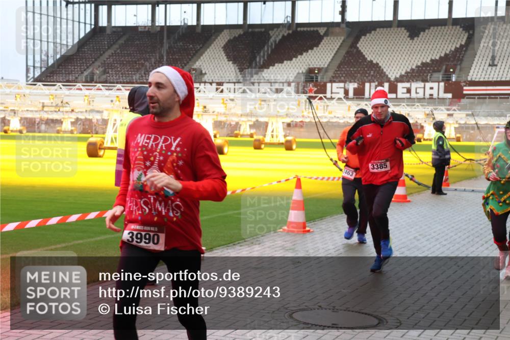 07.12.2025 - St. Pauli X-Mass-Run No. 15 Luisa Fischer http://msf.ph/oto/9389243 07.12.2025 12:01:43 Ziel 2463, 3385, 3990, 124, 1443, 1635, 1665, 1786, 1880, 1923, 1928, 1930, 1932, 2463, 2987, 2991, 3385, 3463, 3531, 3811, 3813, 3981, 3990, 3992 meine-sportfotos.de