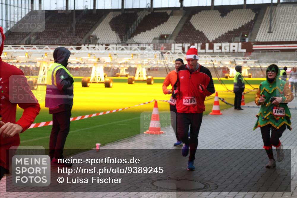 07.12.2025 - St. Pauli X-Mass-Run No. 15 Luisa Fischer http://msf.ph/oto/9389245 07.12.2025 12:01:43 Ziel 3385, 1665, 124, 1443, 1635, 1665, 1786, 1880, 1923, 1928, 1930, 1932, 2463, 2987, 2991, 3385, 3463, 3531, 3811, 3813, 3981, 3990, 3992 meine-sportfotos.de
