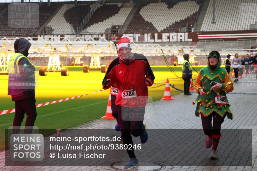 07.12.2025 - St. Pauli X-Mass-Run No. 15 Luisa Fischer http://msf.ph/oto/9389246 07.12.2025 12:01:44 Ziel 2463, 3385, 1665, 124, 1443, 1635, 1665, 1786, 1880, 1923, 1928, 1930, 1932, 2463, 2987, 2991, 3385, 3463, 3531, 3811, 3813, 3981, 3990, 3992 meine-sportfotos.de
