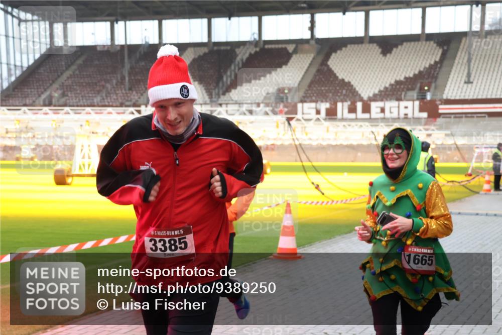 07.12.2025 - St. Pauli X-Mass-Run No. 15 Luisa Fischer http://msf.ph/oto/9389250 07.12.2025 12:01:45 Ziel 15, 3385, 1, 1665, 124, 1635, 1665, 1786, 1880, 1923, 1928, 1930, 1932, 2463, 2987, 2991, 3385, 3463, 3531, 3811, 3813, 3981, 3990, 3992, 4753 meine-sportfotos.de