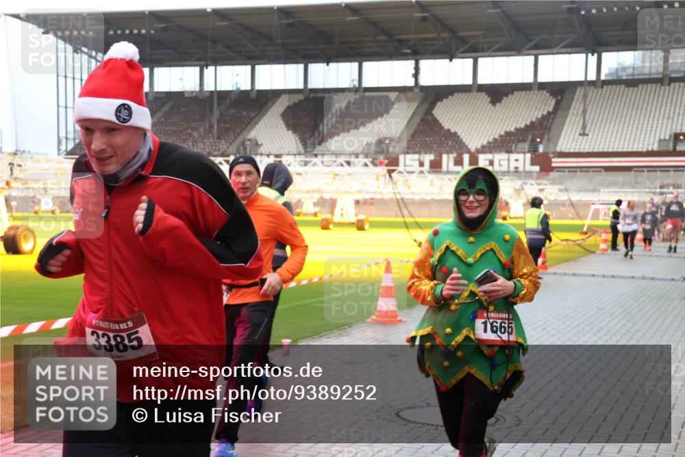 07.12.2025 - St. Pauli X-Mass-Run No. 15 Luisa Fischer http://msf.ph/oto/9389252 07.12.2025 12:01:45 Ziel 1, 3385, 1665, 124, 1635, 1665, 1786, 1880, 1923, 1928, 1930, 1932, 2463, 2987, 2991, 3385, 3463, 3531, 3811, 3813, 3981, 3990, 3992, 4753 meine-sportfotos.de