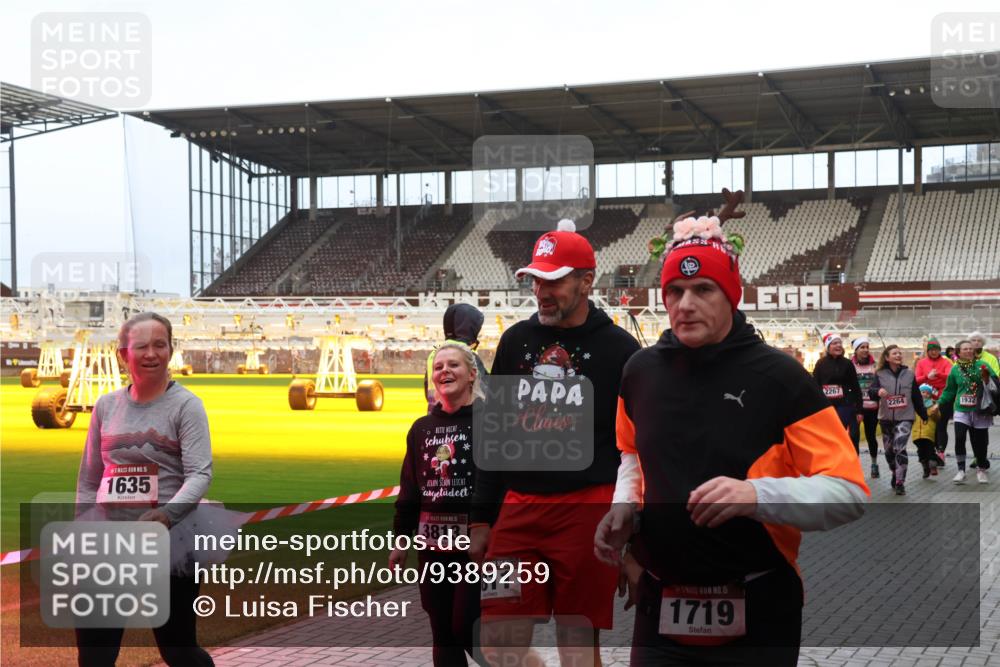 07.12.2025 - St. Pauli X-Mass-Run No. 15 Luisa Fischer http://msf.ph/oto/9389259 07.12.2025 12:02:08 Ziel 15, 1635, 3813, 15, 811, 15, 1719, 2267, 2264, 1932, 576, 926, 928, 933, 1719, 1786, 1923, 1928, 1930, 1932, 2411, 2539, 2868, 2987, 2991, 3385, 3463, 3531, 3869, 3981, 3990, 4107, 4109, 4156, 4369, 4370, 4753 meine-sportfotos.de