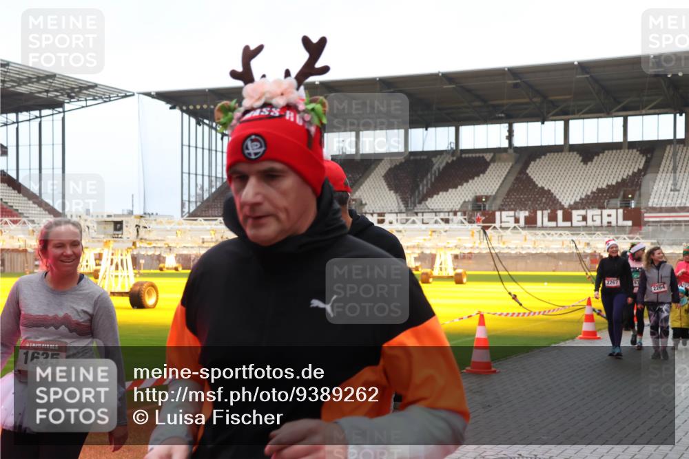 07.12.2025 - St. Pauli X-Mass-Run No. 15 Luisa Fischer http://msf.ph/oto/9389262 07.12.2025 12:02:09 Ziel 15, 1635, 2267, 2264, 576, 926, 928, 933, 1719, 1786, 1923, 1928, 1930, 1932, 2411, 2539, 2868, 2987, 2991, 3385, 3463, 3531, 3869, 3981, 3990, 4107, 4109, 4156, 4369, 4370, 4753 meine-sportfotos.de