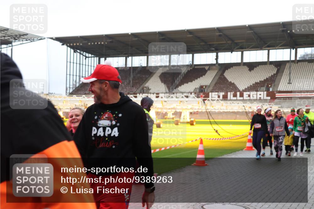 07.12.2025 - St. Pauli X-Mass-Run No. 15 Luisa Fischer http://msf.ph/oto/9389263 07.12.2025 12:02:09 Ziel 2267, 2264, 576, 926, 928, 933, 1719, 1786, 1923, 1928, 1930, 1932, 2411, 2539, 2868, 2987, 2991, 3385, 3463, 3531, 3869, 3981, 3990, 4107, 4109, 4156, 4369, 4370, 4753 meine-sportfotos.de