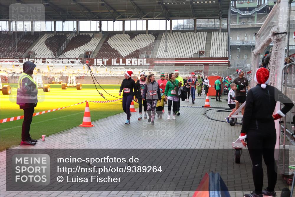 07.12.2025 - St. Pauli X-Mass-Run No. 15 Luisa Fischer http://msf.ph/oto/9389264 07.12.2025 12:02:10 Ziel 2267, 2264, 1932, 576, 926, 928, 933, 1719, 1786, 1923, 1930, 1932, 2411, 2539, 2868, 2987, 2991, 3385, 3463, 3531, 3869, 3981, 3990, 4102, 4107, 4109, 4142, 4156, 4369, 4370, 4753 meine-sportfotos.de