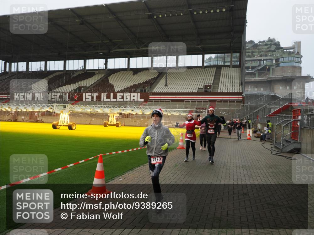 07.12.2025 - St. Pauli X-Mass-Run No. 15 Fabian Wolf http://msf.ph/oto/9389265 07.12.2025 10:21:19 Ziel 1326, 1386, 1407, 1898, 1900, 2173, 2565, 3062, 3384, 3540, 3541, 3848, 3849, 3984, 4117, 4338 meine-sportfotos.de