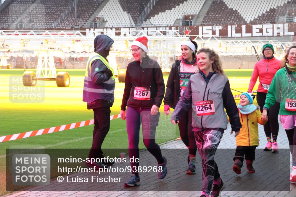 07.12.2025 - St. Pauli X-Mass-Run No. 15 Luisa Fischer http://msf.ph/oto/9389268 07.12.2025 12:02:15 Ziel 1, 5, 2267, 5, 2264, 1987, 193, 576, 926, 928, 933, 1719, 1786, 1930, 1932, 2411, 2539, 2868, 2987, 2991, 3385, 3463, 3531, 3869, 3981, 3990, 4102, 4107, 4109, 4142, 4156, 4253, 4369, 4370, 4753 meine-sportfotos.de