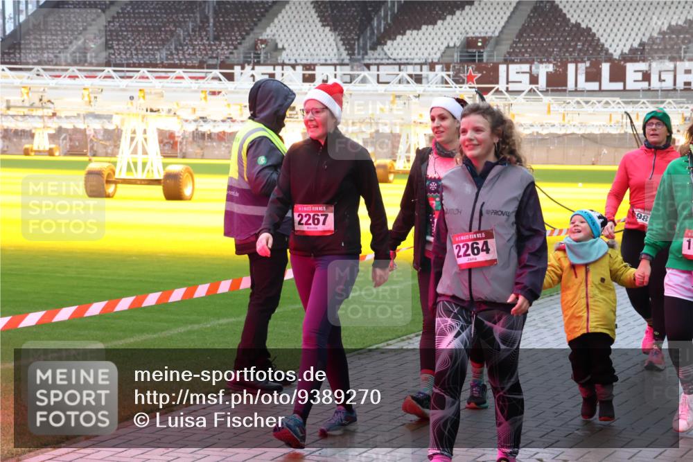 07.12.2025 - St. Pauli X-Mass-Run No. 15 Luisa Fischer http://msf.ph/oto/9389270 07.12.2025 12:02:16 Ziel 1, 15, 2267, 15, 2264, 98, 1, 576, 926, 928, 933, 1719, 1786, 1930, 1932, 2411, 2539, 2868, 2987, 2991, 3385, 3463, 3531, 3869, 3981, 3990, 4102, 4107, 4109, 4142, 4156, 4253, 4369, 4370, 4753 meine-sportfotos.de