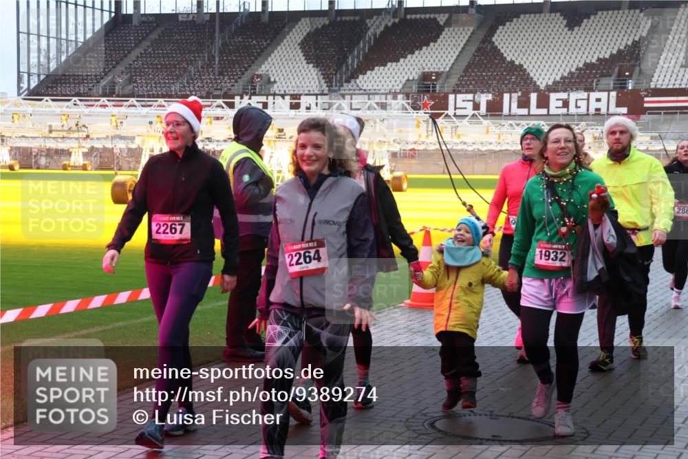 07.12.2025 - St. Pauli X-Mass-Run No. 15 Luisa Fischer http://msf.ph/oto/9389274 07.12.2025 12:02:17 Ziel 2267, 2264, 1932, 28, 576, 926, 928, 933, 1719, 1786, 1930, 2411, 2539, 2868, 2987, 2991, 3385, 3463, 3531, 3869, 3981, 3990, 4102, 4107, 4109, 4142, 4156, 4253, 4369, 4370, 4753 meine-sportfotos.de