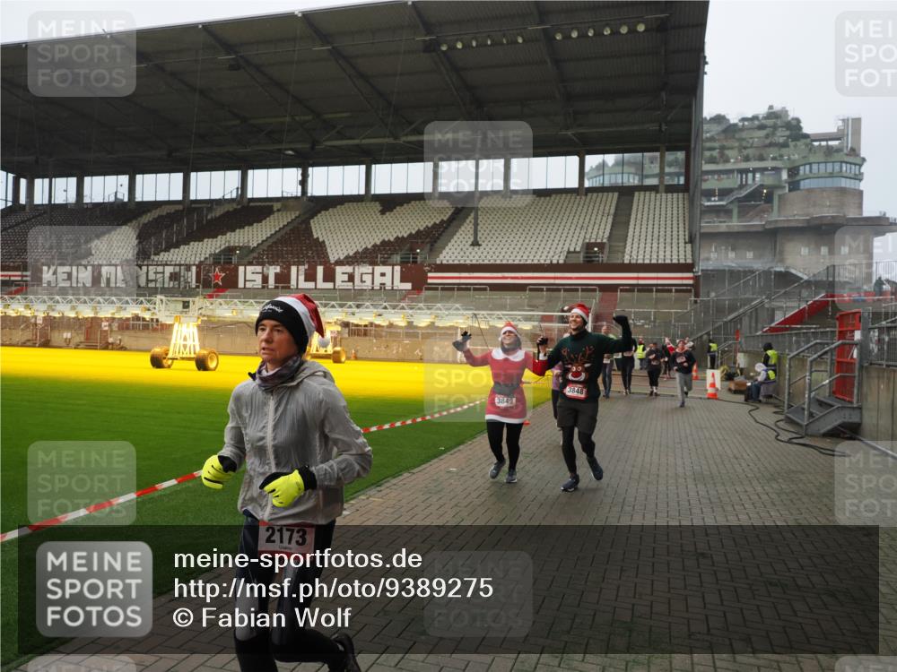 07.12.2025 - St. Pauli X-Mass-Run No. 15 Fabian Wolf http://msf.ph/oto/9389275 07.12.2025 10:21:19 Ziel 1326, 1386, 1407, 1898, 1900, 2173, 2565, 3062, 3384, 3540, 3541, 3848, 3849, 3984, 4117, 4338 meine-sportfotos.de