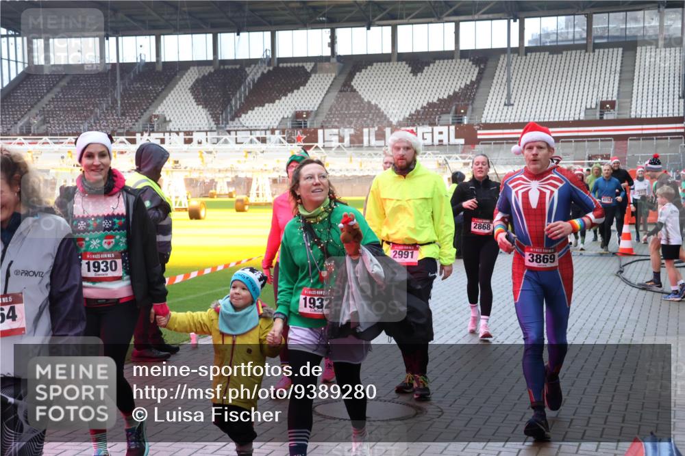 07.12.2025 - St. Pauli X-Mass-Run No. 15 Luisa Fischer http://msf.ph/oto/9389280 07.12.2025 12:02:18 Ziel 15, 54, 15, 1930, 1932, 2991, 2868, 3869, 4152, 2411, 576, 926, 928, 933, 1719, 1786, 2411, 2539, 2868, 2987, 2991, 3385, 3463, 3531, 3869, 3981, 3990, 4102, 4107, 4109, 4142, 4156, 4253, 4369, 4370, 4753 meine-sportfotos.de