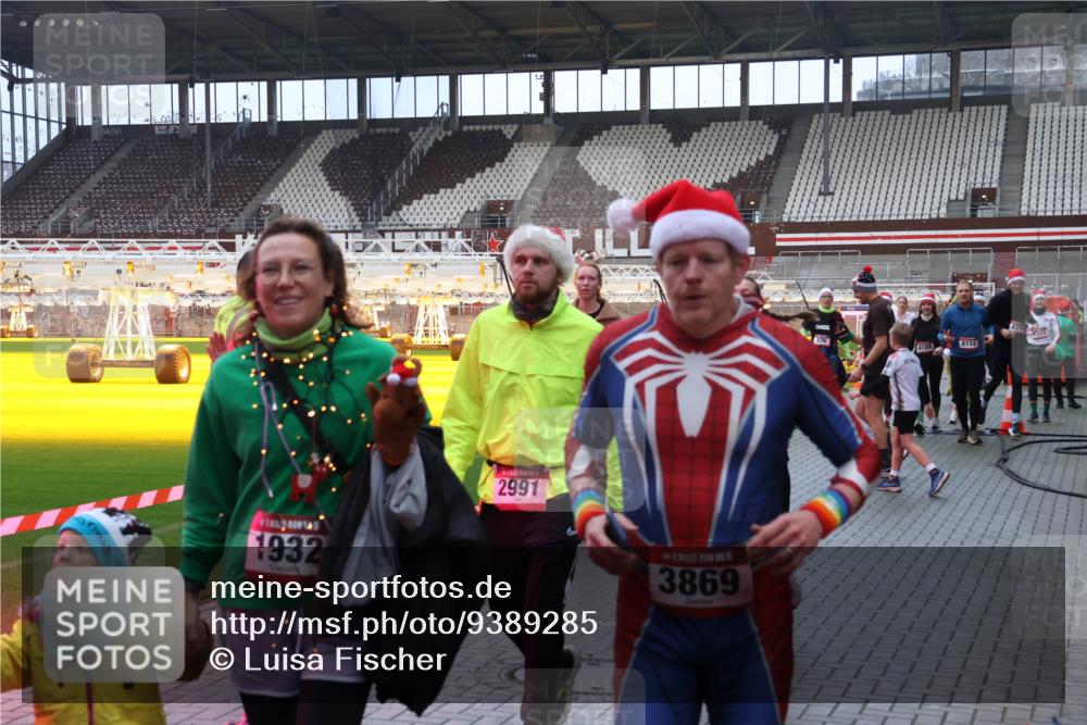 07.12.2025 - St. Pauli X-Mass-Run No. 15 Luisa Fischer http://msf.ph/oto/9389285 07.12.2025 12:02:19 Ziel 1932, 2991, 3869, 576, 4109, 4152, 576, 926, 928, 933, 1719, 1786, 2411, 2539, 2868, 2987, 2991, 3385, 3463, 3531, 3869, 3981, 3990, 4102, 4107, 4109, 4142, 4156, 4253, 4369, 4370, 4753 meine-sportfotos.de
