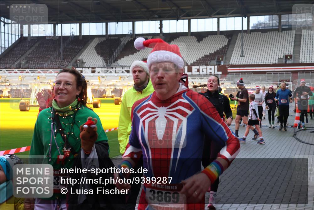 07.12.2025 - St. Pauli X-Mass-Run No. 15 Luisa Fischer http://msf.ph/oto/9389287 07.12.2025 12:02:20 Ziel 0, 15, 1932, 15, 3869, 4152, 4370, 576, 926, 928, 933, 1719, 1786, 2411, 2539, 2868, 2987, 2991, 3385, 3463, 3531, 3869, 3981, 4102, 4107, 4109, 4142, 4156, 4253, 4369, 4370, 4753 meine-sportfotos.de