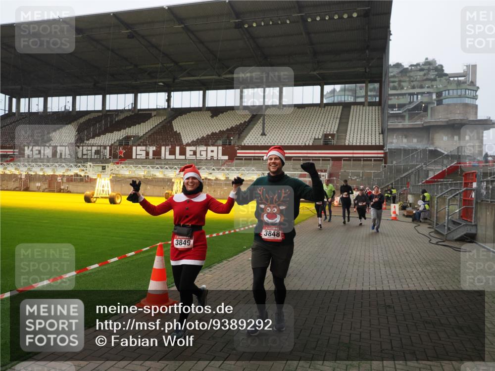 07.12.2025 - St. Pauli X-Mass-Run No. 15 Fabian Wolf http://msf.ph/oto/9389292 07.12.2025 10:21:20 Ziel 149, 1326, 1386, 1407, 1898, 1900, 2173, 2565, 3062, 3384, 3540, 3541, 3848, 3849, 3984, 4117, 4338 meine-sportfotos.de