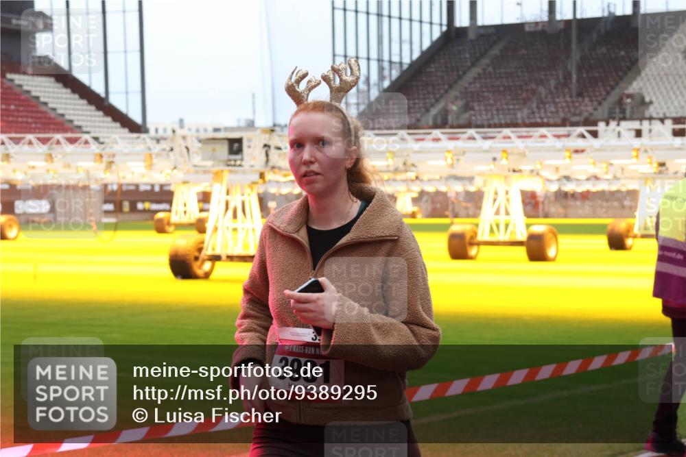 07.12.2025 - St. Pauli X-Mass-Run No. 15 Luisa Fischer http://msf.ph/oto/9389295 07.12.2025 12:02:24 Ziel 3981, 576, 926, 928, 933, 1719, 1786, 2411, 2539, 2868, 2987, 2991, 3869, 3981, 4102, 4107, 4109, 4142, 4156, 4253, 4364, 4369, 4370, 4753 meine-sportfotos.de