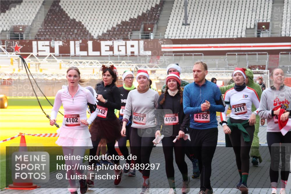 07.12.2025 - St. Pauli X-Mass-Run No. 15 Luisa Fischer http://msf.ph/oto/9389297 07.12.2025 12:02:26 Ziel 15, 4102, 142, 2411, 4107, 4109, 4152, 576, 926, 928, 933, 1719, 1786, 2411, 2539, 2868, 3869, 3981, 4102, 4107, 4109, 4142, 4156, 4253, 4364, 4369, 4370, 4753 meine-sportfotos.de