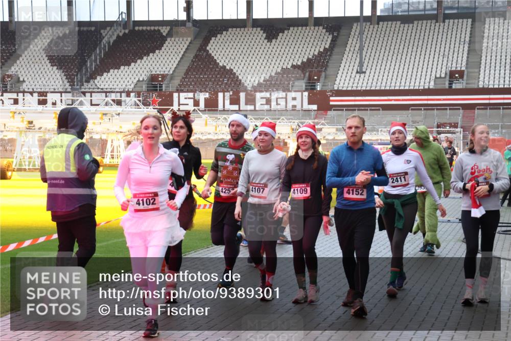 07.12.2025 - St. Pauli X-Mass-Run No. 15 Luisa Fischer http://msf.ph/oto/9389301 07.12.2025 12:02:27 Ziel 2411, 425, 4107, 253, 4109, 4152, 4102, 576, 926, 928, 933, 1719, 1786, 2411, 2539, 2868, 3869, 3981, 4102, 4107, 4109, 4142, 4156, 4253, 4364, 4369, 4370, 4753 meine-sportfotos.de