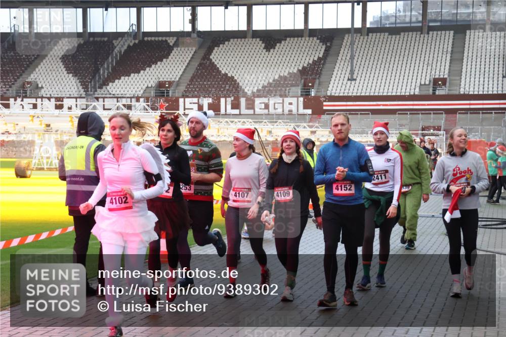 07.12.2025 - St. Pauli X-Mass-Run No. 15 Luisa Fischer http://msf.ph/oto/9389302 07.12.2025 12:02:27 Ziel 253, 2411, 4152, 4102, 4107, 4109, 539, 576, 926, 928, 933, 1719, 1786, 2411, 2539, 2868, 3869, 3981, 4102, 4107, 4109, 4142, 4156, 4253, 4364, 4369, 4370, 4753 meine-sportfotos.de