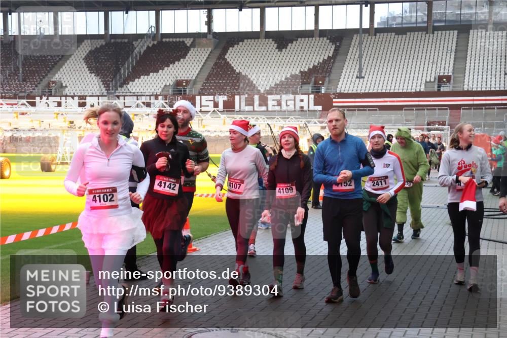 07.12.2025 - St. Pauli X-Mass-Run No. 15 Luisa Fischer http://msf.ph/oto/9389304 07.12.2025 12:02:27 Ziel 1, 5, 4102, 4142, 4107, 152, 2411, 39, 4109, 576, 926, 928, 933, 1719, 1786, 2411, 2539, 2868, 3869, 3981, 4102, 4107, 4109, 4142, 4156, 4253, 4364, 4369, 4370, 4753 meine-sportfotos.de