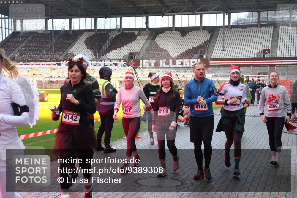 07.12.2025 - St. Pauli X-Mass-Run No. 15 Luisa Fischer http://msf.ph/oto/9389308 07.12.2025 12:02:28 Ziel 15, 4142, 4107, 57, 4109, 4152, 4369, 576, 926, 928, 933, 1719, 2411, 2539, 2868, 3203, 3869, 3981, 4102, 4107, 4109, 4142, 4156, 4253, 4364, 4369, 4370, 4753 meine-sportfotos.de