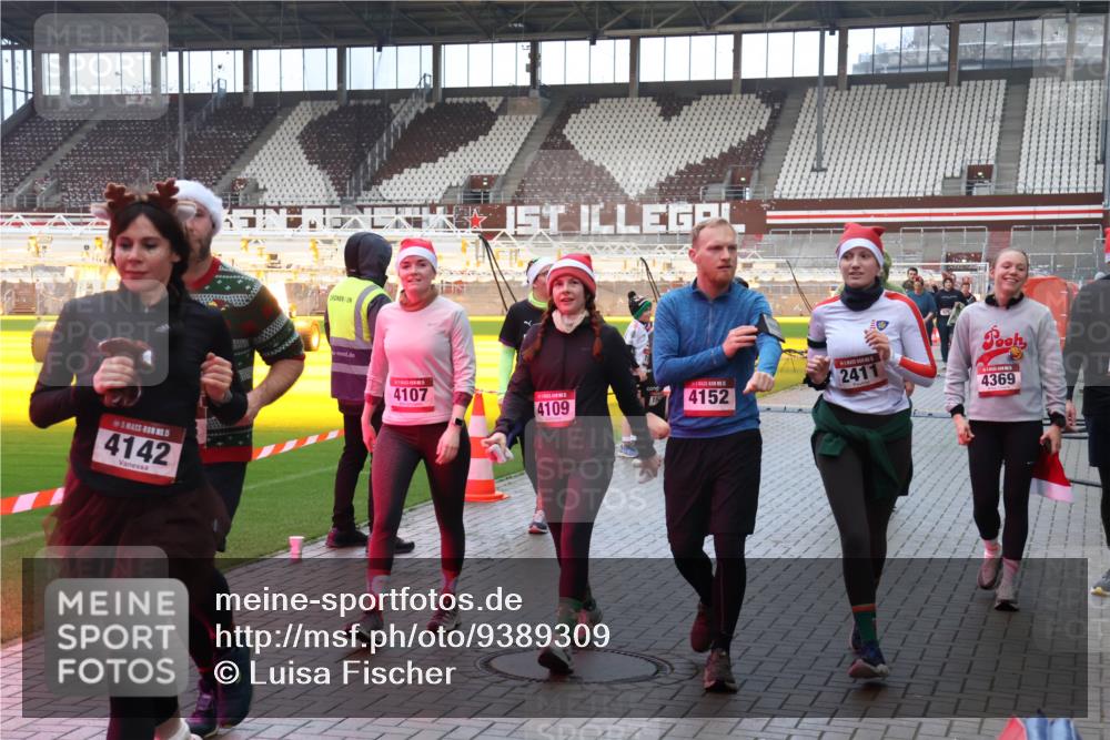 07.12.2025 - St. Pauli X-Mass-Run No. 15 Luisa Fischer http://msf.ph/oto/9389309 07.12.2025 12:02:29 Ziel 4142, 4107, 2411, 4109, 4152, 4369, 576, 926, 928, 933, 1719, 2411, 2539, 2868, 3203, 3869, 3981, 4102, 4107, 4109, 4142, 4156, 4253, 4364, 4369, 4370, 4753 meine-sportfotos.de