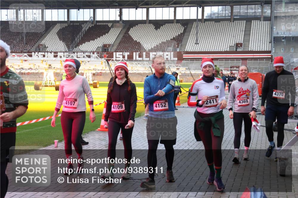 07.12.2025 - St. Pauli X-Mass-Run No. 15 Luisa Fischer http://msf.ph/oto/9389311 07.12.2025 12:02:29 Ziel 4107, 4370, 4109, 4152, 2411, 4369, 576, 926, 928, 933, 1719, 2411, 2539, 2868, 3203, 3869, 3981, 4102, 4107, 4109, 4142, 4156, 4253, 4364, 4369, 4370, 4753 meine-sportfotos.de
