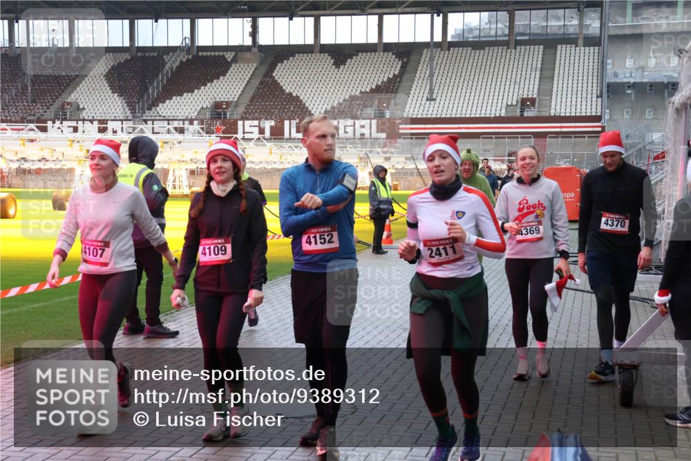07.12.2025 - St. Pauli X-Mass-Run No. 15 Luisa Fischer http://msf.ph/oto/9389312 07.12.2025 12:02:29 Ziel 4107, 4109, 5, 4152, 2411, 4369, 4370, 576, 926, 928, 933, 1719, 2411, 2539, 2868, 3203, 3869, 3981, 4102, 4107, 4109, 4142, 4156, 4253, 4364, 4369, 4370, 4753 meine-sportfotos.de