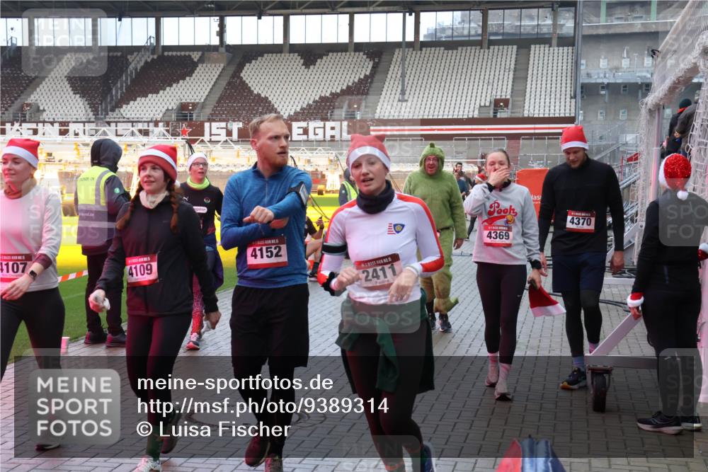 07.12.2025 - St. Pauli X-Mass-Run No. 15 Luisa Fischer http://msf.ph/oto/9389314 07.12.2025 12:02:30 Ziel 4107, 4109, 2, 15, 4152, 5, 2411, 4369, 4370, 576, 926, 928, 933, 1719, 2411, 2539, 2868, 2936, 2940, 3203, 3869, 3981, 4102, 4107, 4109, 4142, 4156, 4253, 4364, 4369, 4370, 4753 meine-sportfotos.de